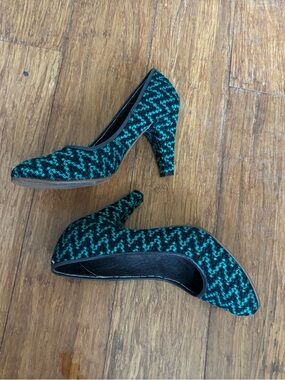Adorable Embroidered Teal and Black Zigzag Pumps